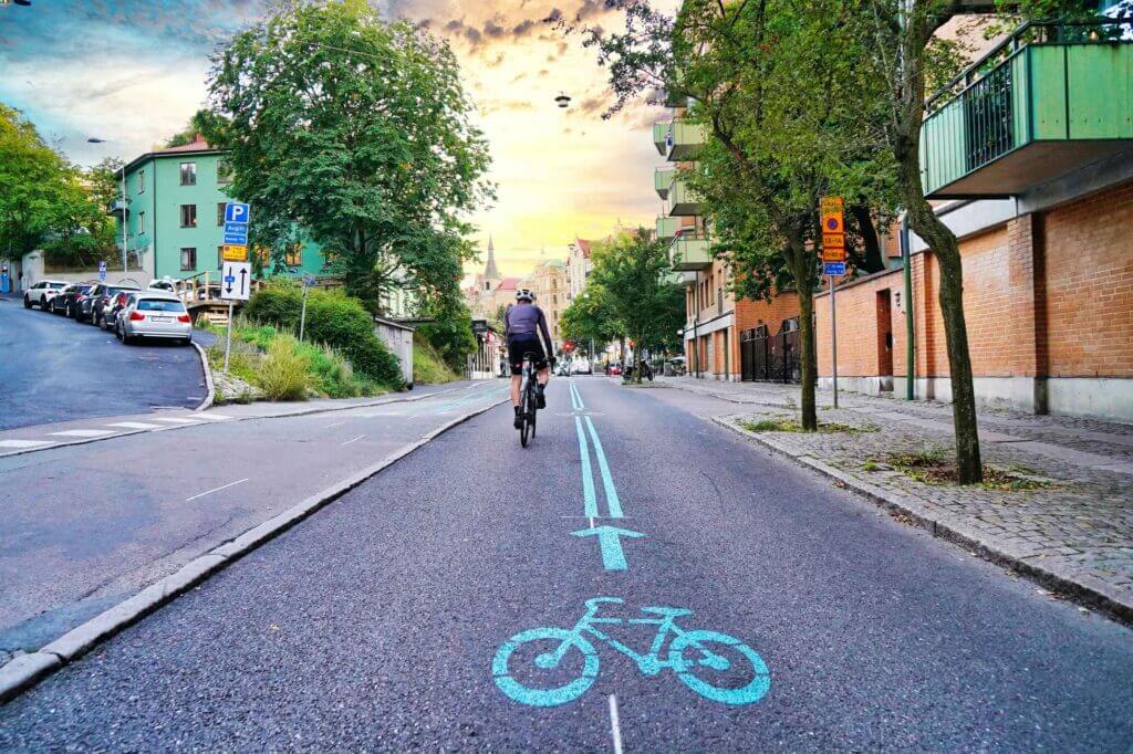 a cyclist cycle in a cycle lane 